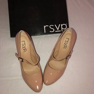 Nude patent leather pump in women